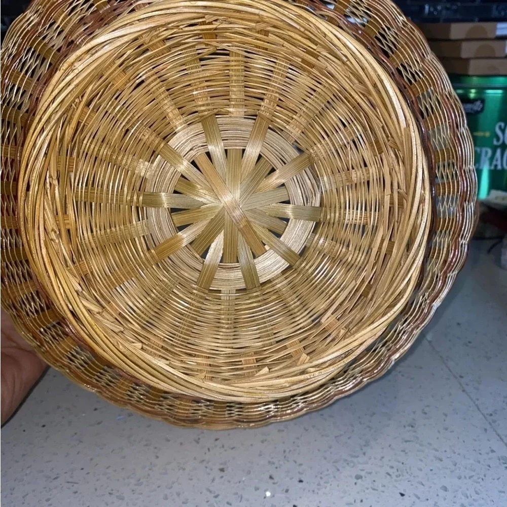 Round Footed Wicker Bread Basket Centerpiece‎ 12’Inch Diameter. 5 Inch Tall.